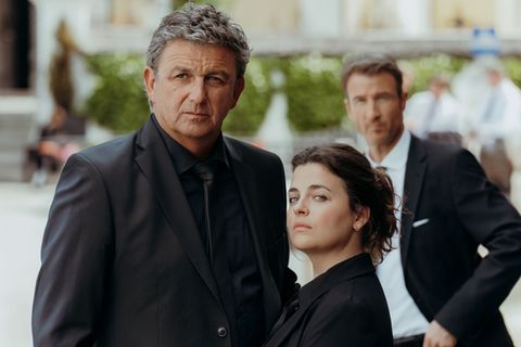 Lilli Gruber (Ronja Forcher) ist nach dem Tod ihres Großvaters in Trauer. Wie zuvor mit ihm ausgemacht, möchte sie nun sein Unternehmen übernehmen. Martin (Hans Sigl, links) und Hans (Heiko Ruprecht) wissen nicht so recht, was sie davon halten sollen.