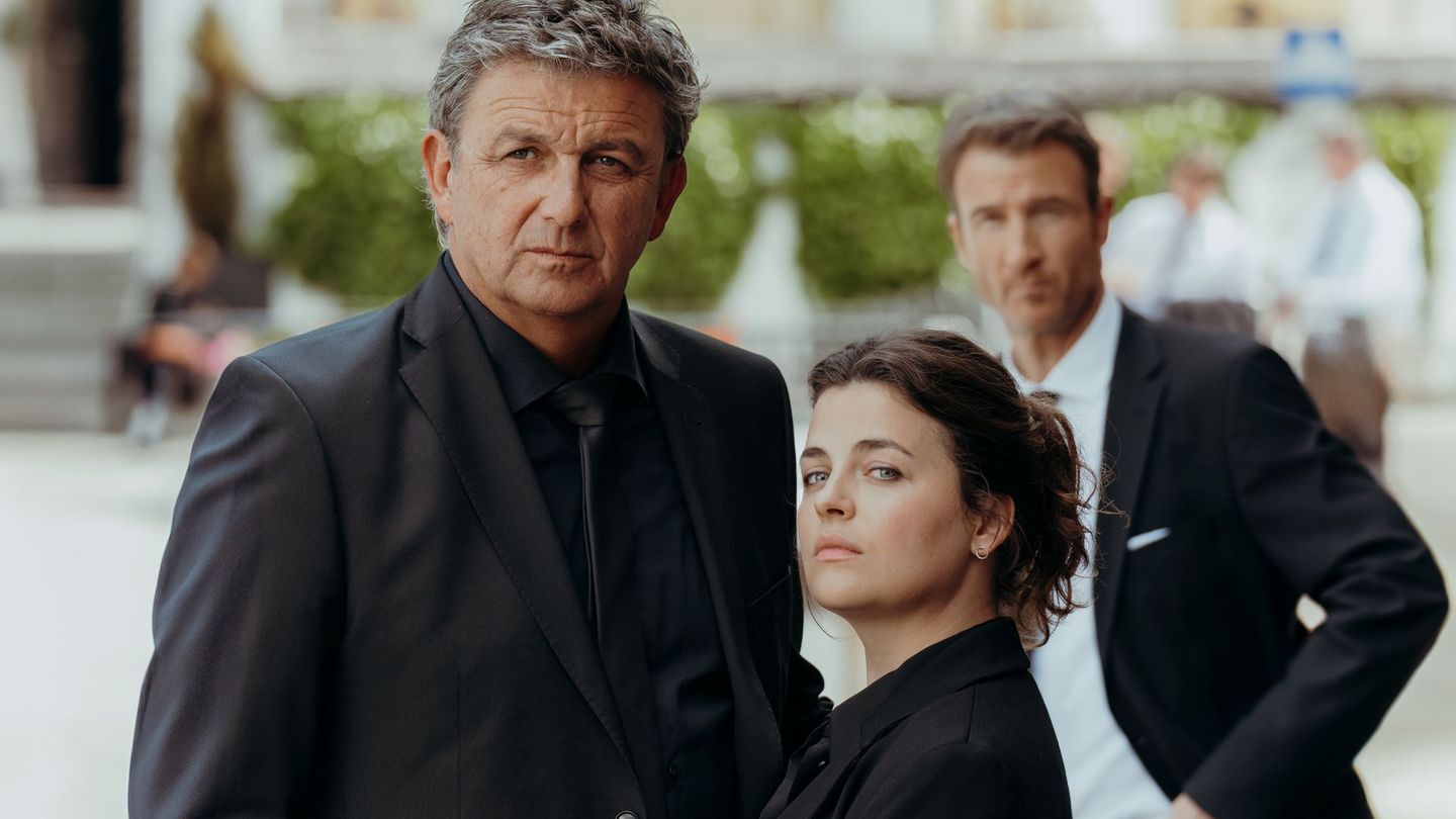 Lilli Gruber (Ronja Forcher) ist nach dem Tod ihres Großvaters in Trauer. Wie zuvor mit ihm ausgemacht, möchte sie nun sein Unternehmen übernehmen. Martin (Hans Sigl, links) und Hans (Heiko Ruprecht) wissen nicht so recht, was sie davon halten sollen.