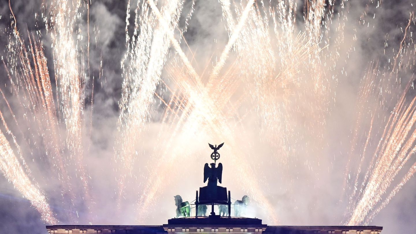 Über dem Brandenburger Tor gab es um Mitternacht ein eindrucksvolles Feuerwerk. Foto: Britta Pedersen/dpa