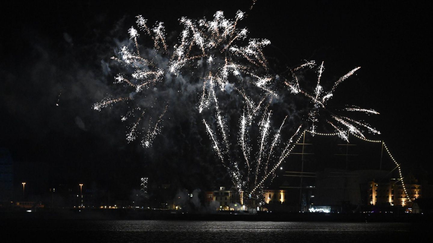 Das Feuerwerk auf der Hafeninsel fand am frühen Abend statt. Foto: Stefan Sauer/dpa