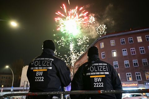 Erneut sind Polizisten und Rettungskräfte in Berlin von Silvester-Randalierern angegriffen worden. Foto: Sebastian Christoph Gol