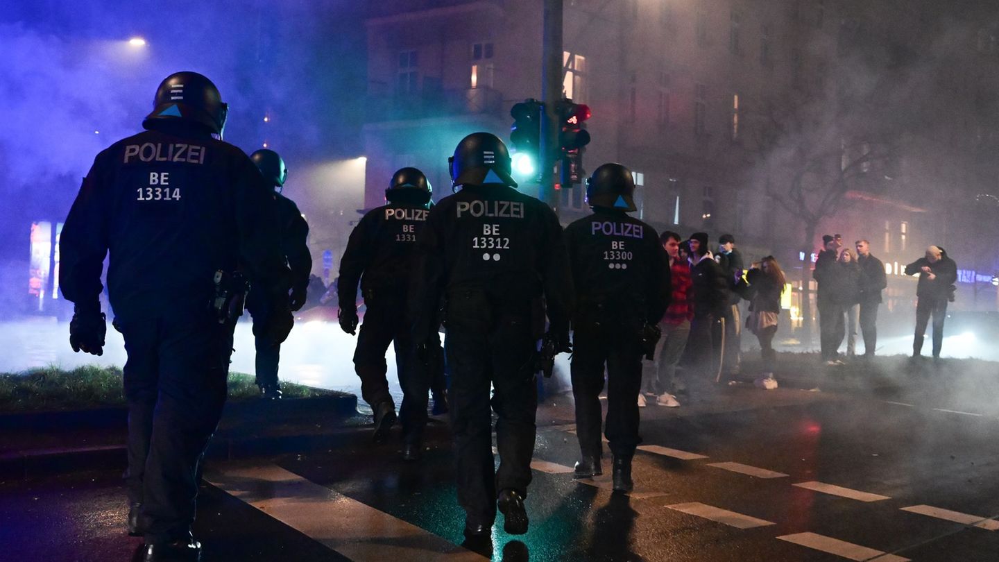 Polizisten und Rettungskräfte wurden in Berlin von Silvester-Randalierern erneut angegriffen. Foto: Sebastian Christoph Gollnow/