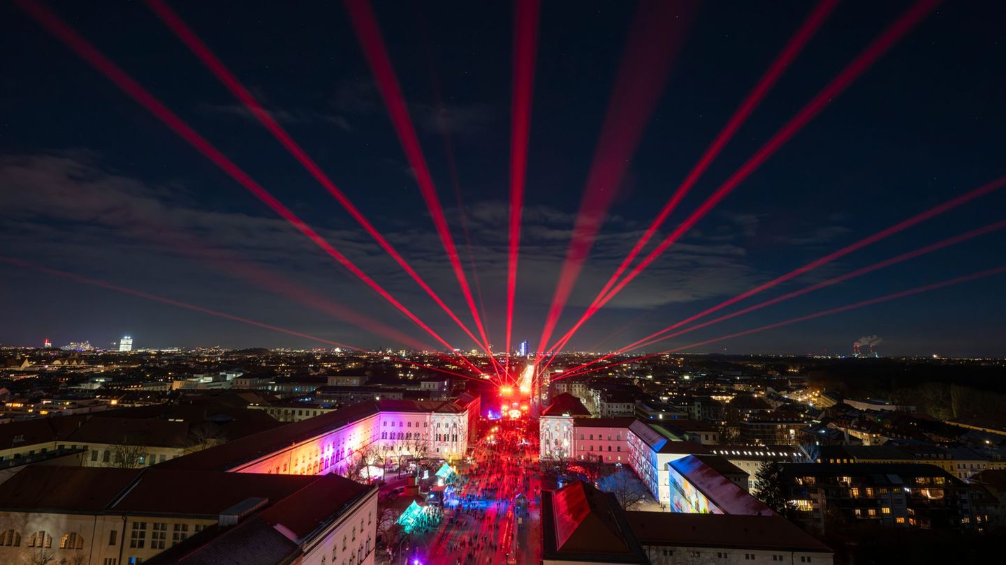 Eine Lasershow auf der Silvestermeile auf der Ludwigstraße in München. Foto: Peter Kneffel/dpa