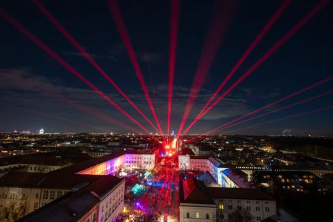 Eine Lasershow auf der Silvestermeile auf der Ludwigstraße in München. Foto: Peter Kneffel/dpa