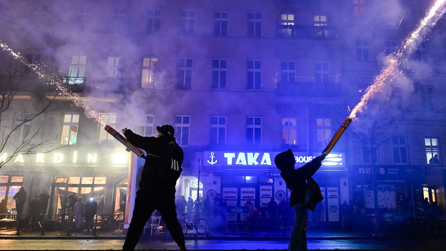 Die Berliner Polizei nahm mehr als 300 Menschen wegen gefährlichen Umgangs mit Feuerwerkskörpern fest. Foto: Sebastian Christoph