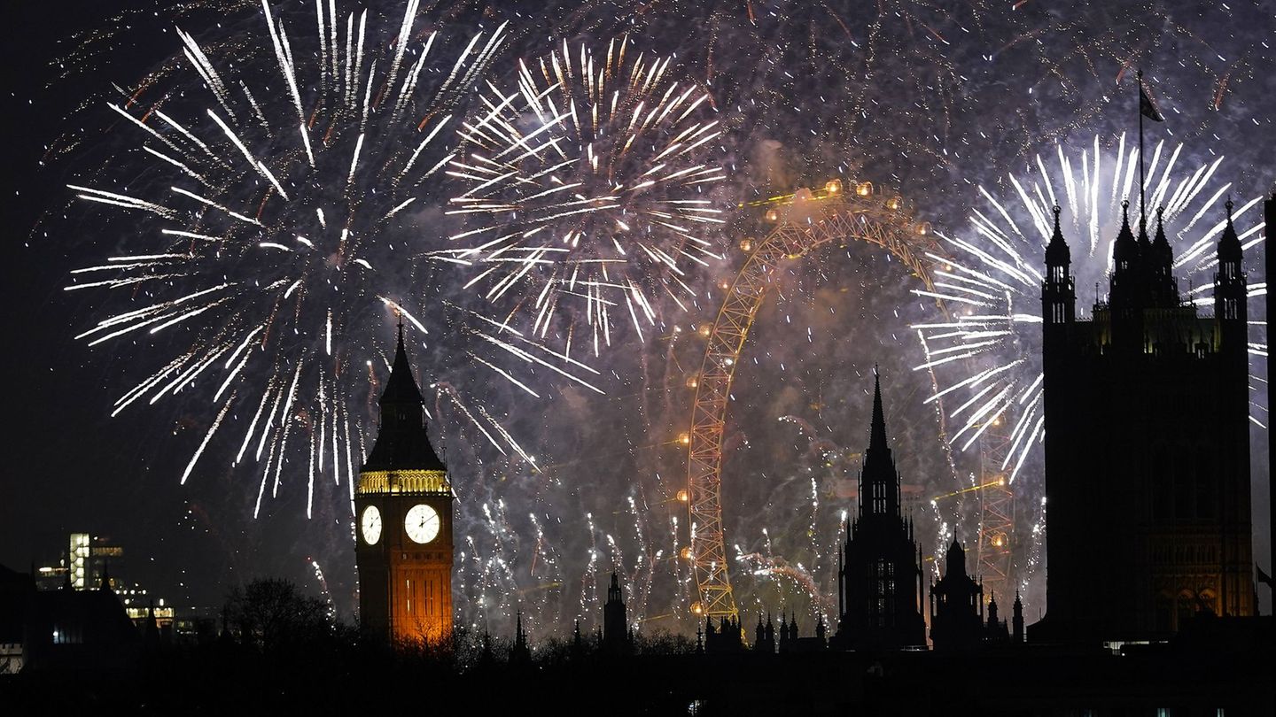 Mehr als Hunderttausend Menschen haben das neue Jahr mit einem Mega-Feuerwerk in London begrüßt. Foto: Alberto Pezzali/AP/dpa