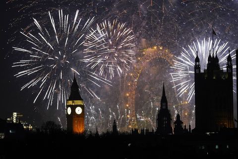 Mehr als Hunderttausend Menschen haben das neue Jahr mit einem Mega-Feuerwerk in London begrüßt. Foto: Alberto Pezzali/AP/dpa
