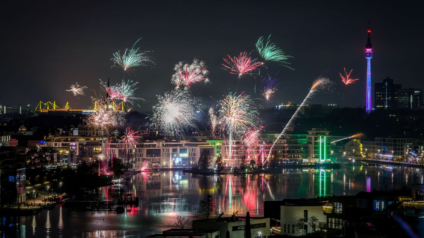 In NRW startete die Silvesternacht friedlich und mit farbenprächtigem Feuerwerk. Foto: Christoph Reichwein/dpa