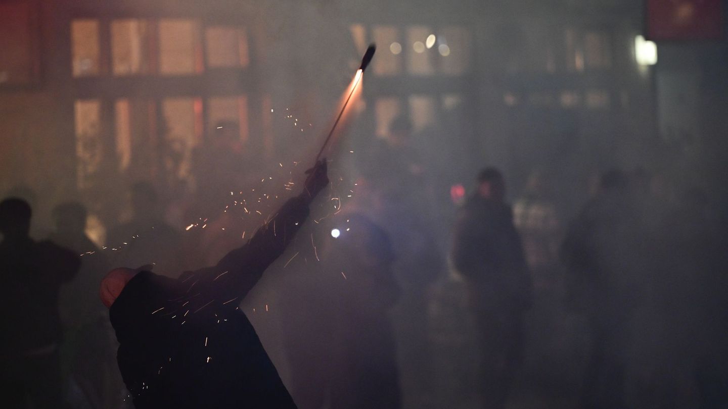 Silvester: Polizei löscht mit Wasserwerfer brennende E-Scooter