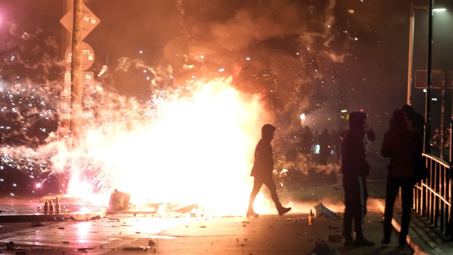 In Leipzig-Connewitz brennt Unrat auf der Straße. Foto: Sebastian Willnow/dpa