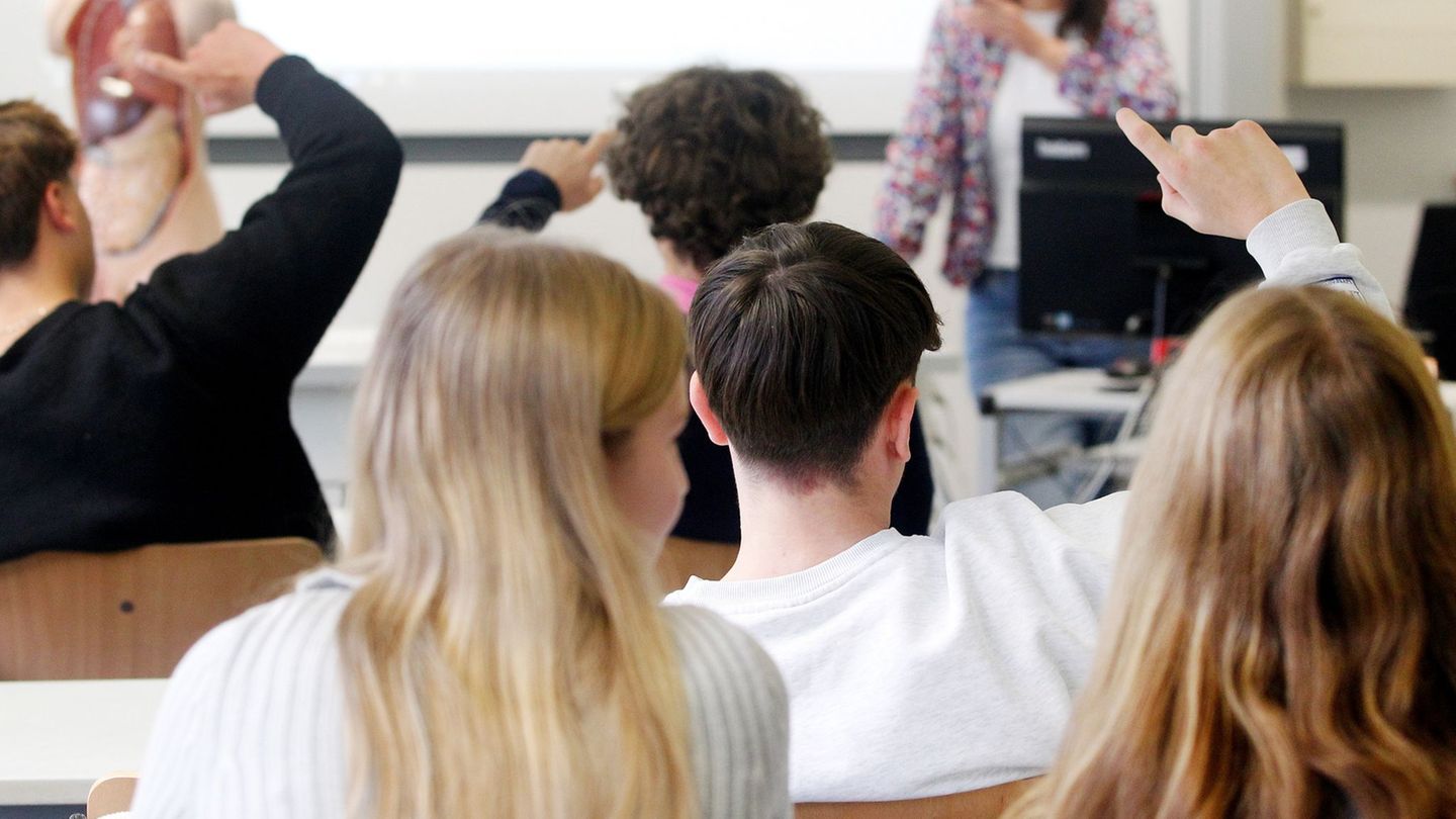Auch 2026 werden Schulen mit Lehrkräftemangel ringen müssen. (Archivbild) Foto: Roland Weihrauch/dpa/dpa-tmn