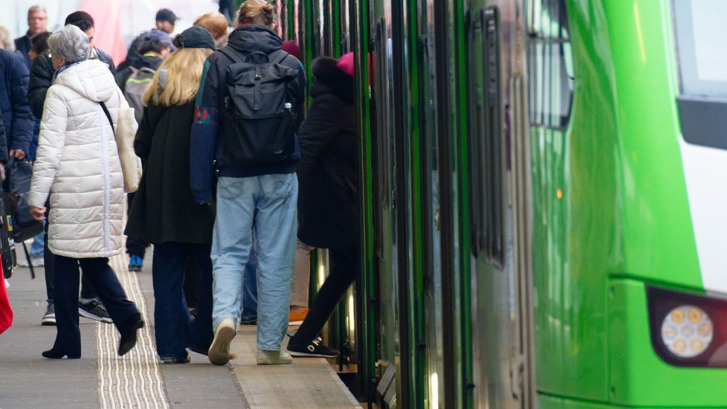 Für Fahrten im nordrhein-westfälischen Nahverkehr müssen viele Fahrgäste tiefer in die Tasche greifen. (Archivbild) Foto: Hennin