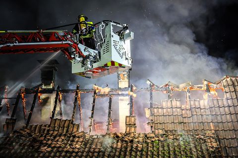 In Hagen brennen in der Silvesternacht drei Dachstühle. Die Löscharbeiten gestalten sich schwierig. Foto: Alex Talash/dpa