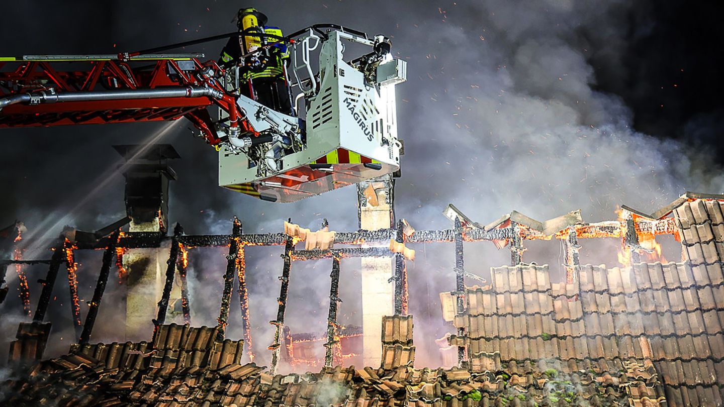 In Hagen brennen in der Silvesternacht drei Dachstühle. Die Löscharbeiten gestalten sich schwierig. Foto: Alex Talash/dpa