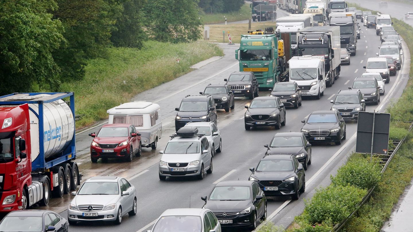 Autos stauen sich auf der A3 am Kreuz Kaiserberg. (Archivbild) Foto: Roland Weihrauch/dpa