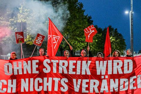 Viele Menschen haben Sorge um ihren Arbeitsplatz wie hier Beschäftigte beim Zulieferer Bosch, der Tausende Arbeitsplätze streich