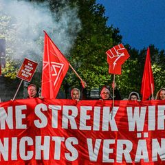 Viele Menschen haben Sorge um ihren Arbeitsplatz wie hier Beschäftigte beim Zulieferer Bosch, der Tausende Arbeitsplätze streich