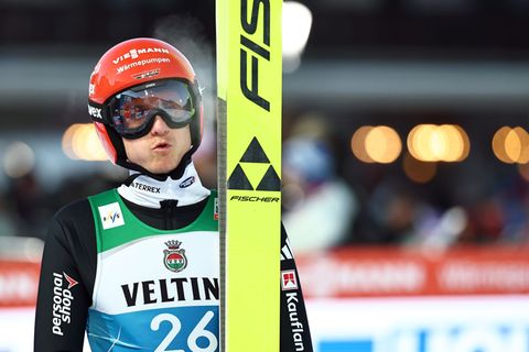 Karl Geiger spricht über die Norweger. Foto: Daniel Karmann/dpa