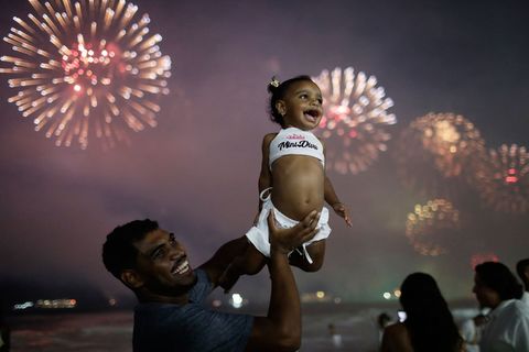 Groß und Klein begrüßen das neue Jahr in Rio. Foto: Bruna Prado/AP/dpa