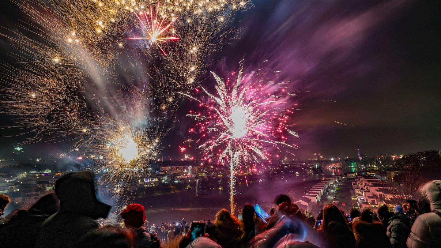 Die Menschen in NRW feierten den Jahreswechsel überwiegend friedlich. Foto: Christoph Reichwein/dpa