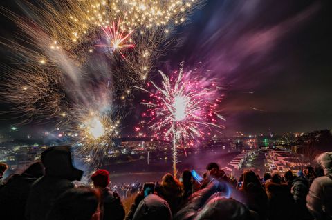 Die Menschen in NRW feierten den Jahreswechsel überwiegend friedlich. Foto: Christoph Reichwein/dpa