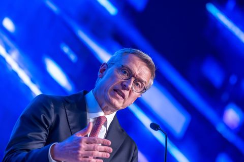 Wildberger ist nach eigener Aussage pro Tag gut vier Stunden am Handy. (Archivbild) Foto: Michael Kappeler/dpa