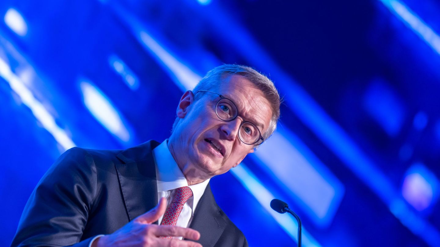 Wildberger ist nach eigener Aussage pro Tag gut vier Stunden am Handy. (Archivbild) Foto: Michael Kappeler/dpa