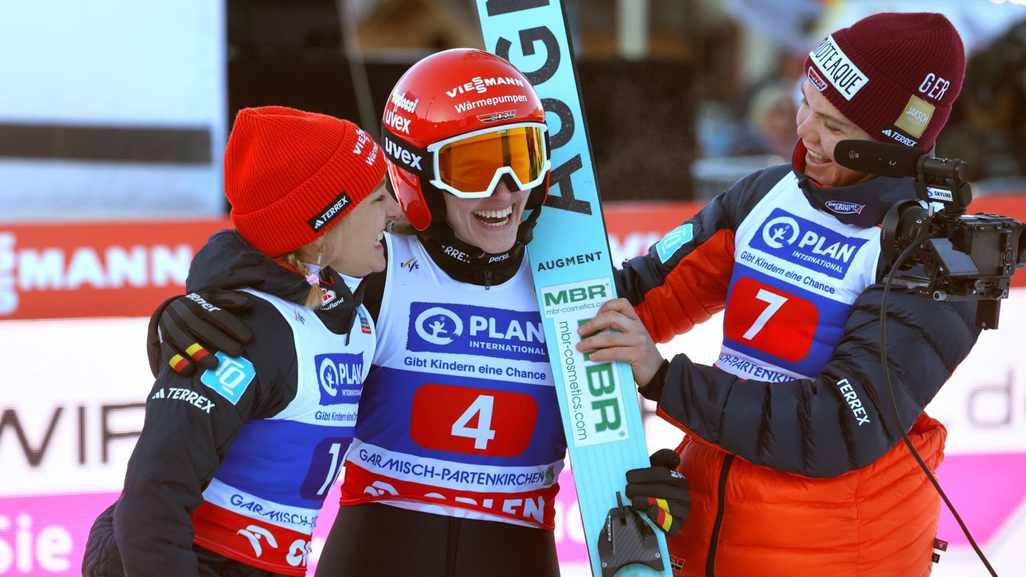 Gute Laune bei den deutschen Skispringerinnen. Foto: Karl-Josef Hildenbrand/dpa
