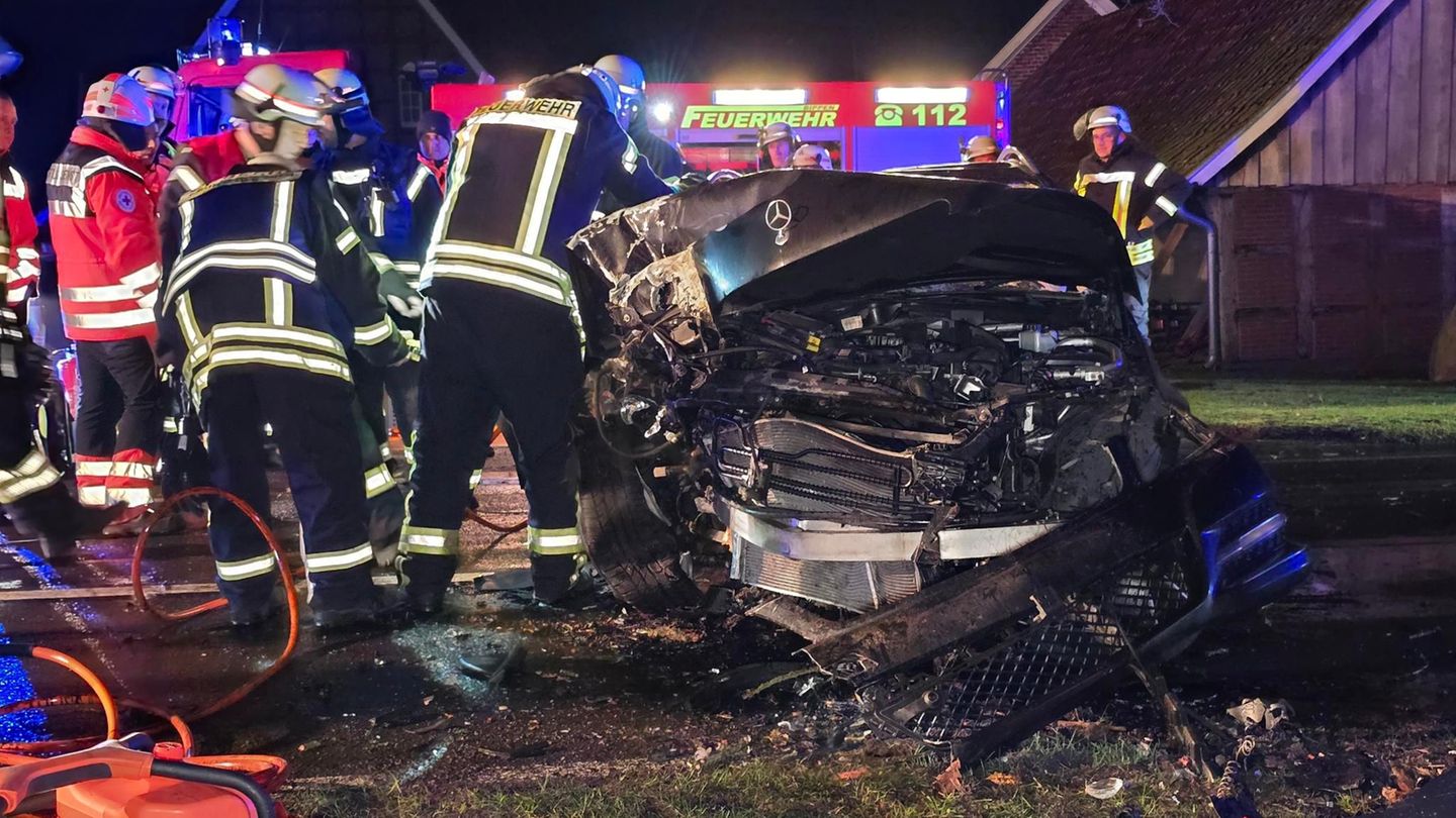 Einsatzkräfte am stark beschädigten Unfallfahrzeug im Landkreis Osnabrück. Foto: -/NWM-TV/dpa