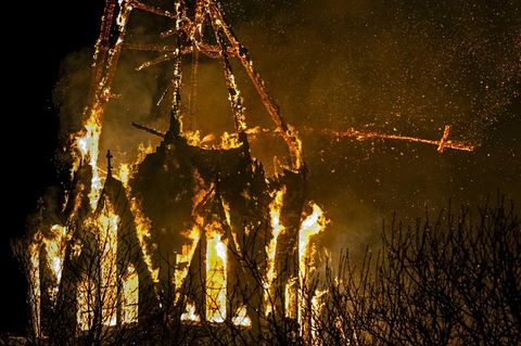 Ein Feuer in der Silvesternacht brachte den Turm Vondelkirche in Amsterdam zum Einsturz