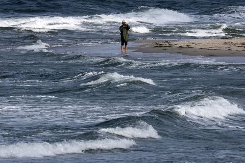 Aufgrund des stürmischen Wetters haben mehrere Reedereien in Mecklenburg-Vorpommern ihre Fährfahrten am Neujahrstag abgesagt. (A