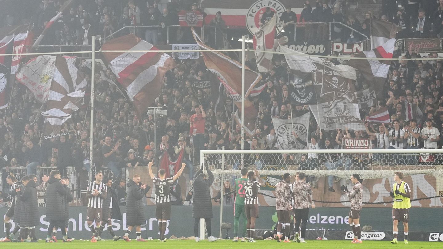 Fans des FC St. Pauli. (Archiv) Foto: Marcus Brandt/dpa