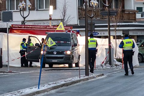 Polizeibeamte vor der Bar und Lounge Le Constellation in der Schweiz, wo sich in der Silvesternacht eine Explosion ereignete