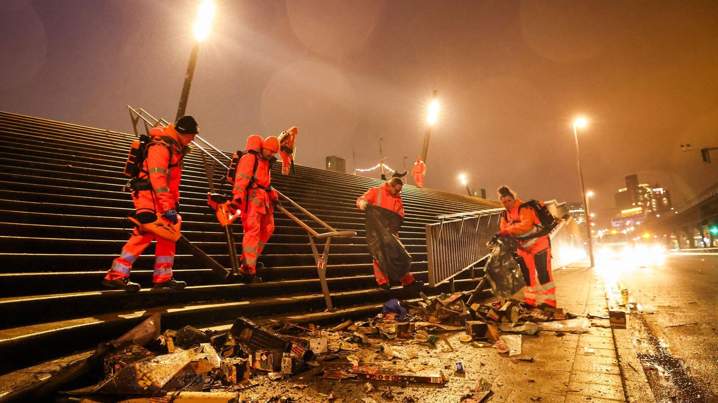 Hamburg, Deutschland. Nach der Party ist für sie vor der Arbeit: Wenn die Gäste beschwipst (oder besoffen) nach Hause getorkelt sind, räumen sie deren Hinterlassenschaften weg. Wen die Besucher für ihren Neujahrsspaziergang in einigen Stunden zurückkehren, wird von der Silvester-Sauerei nichts mehr zu sehen sein