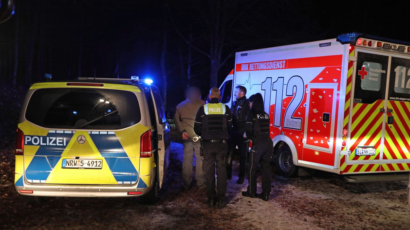 Vorfall auf Silvesterfeier: Nach Silvesterfeier: Mann fährt drei Fußgänger an