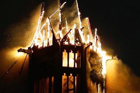 Feuer zerstört historische Holzkirche in Amterdam – Einsturz im Video