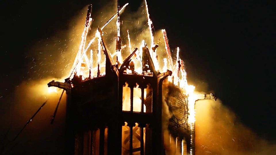 Feuer zerstört historische Holzkirche in Amterdam – Einsturz im Video