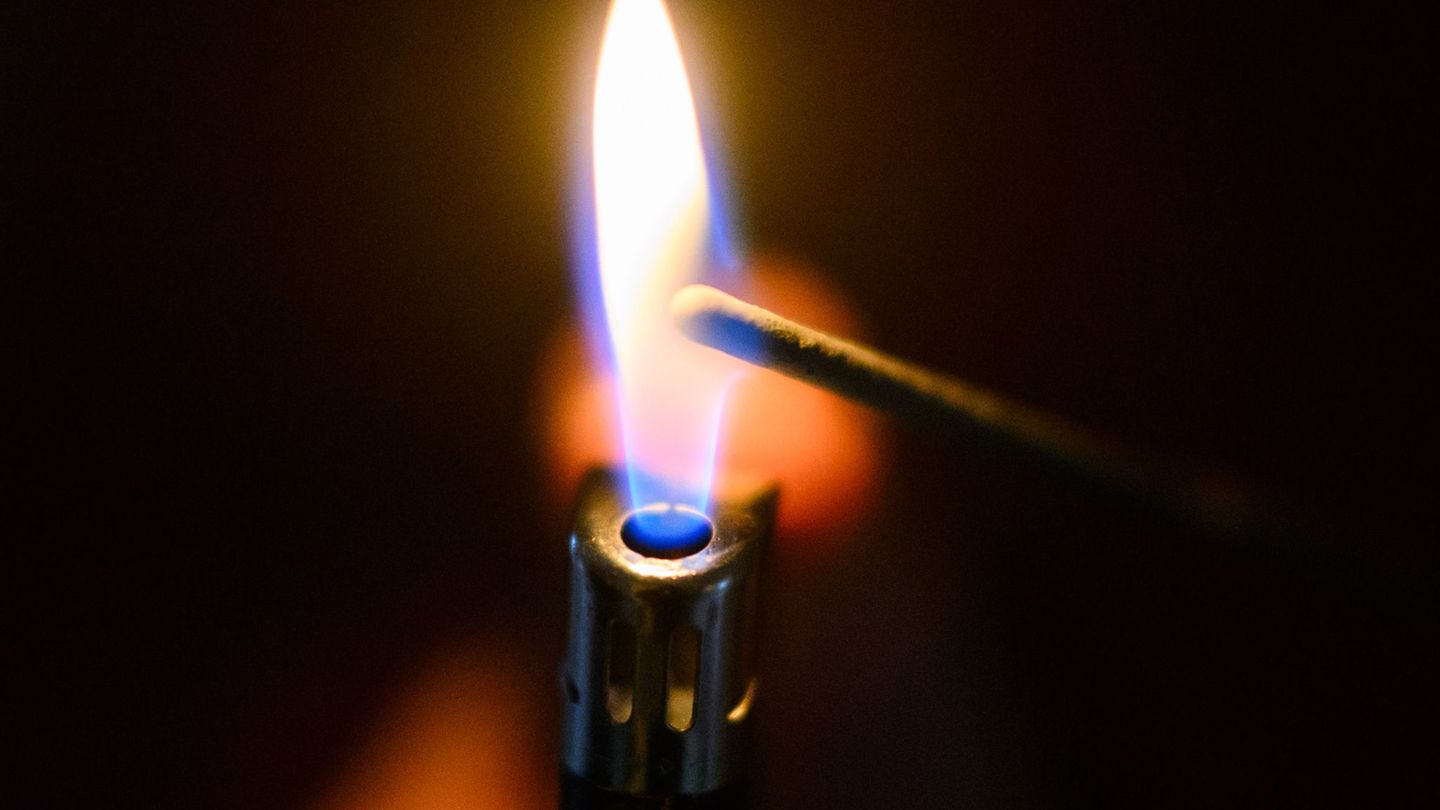 Eine Silvesterrakete ist im Kreis Unna mutmaßlich durch ein Fenster in eine Trauerhalle geflogen und hat einen Brand verursacht.