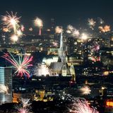 Riesige Wunderkerzen über Wien