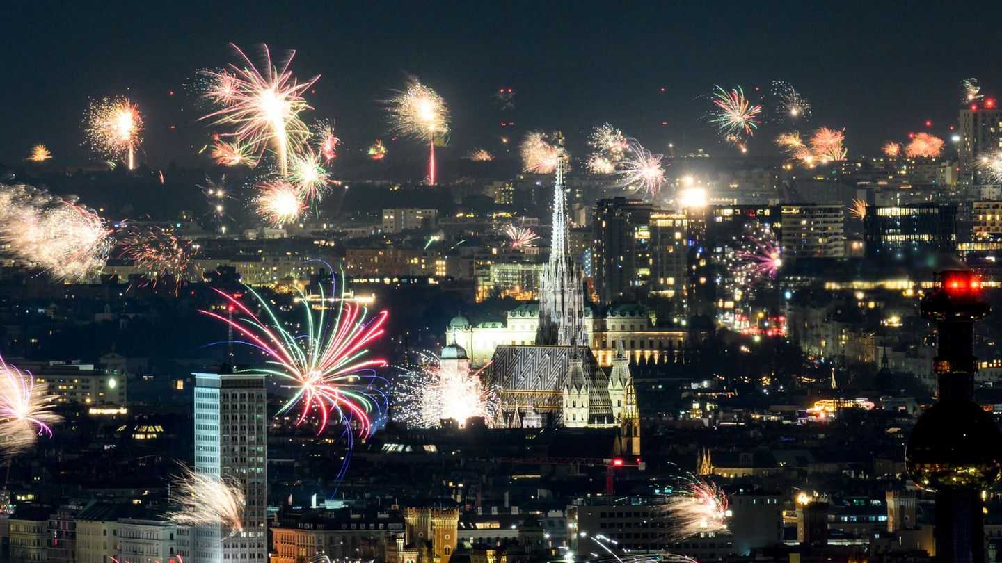 Riesige Wunderkerzen über Wien