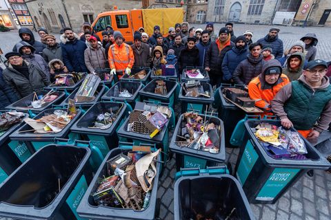 In Osnabrück sammelten die Teilnehmer den Müll vor dem Rathaus ein. Foto: Friso Gentsch/dpa