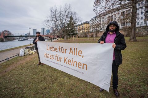 Junge Menschen setzen mit der Putzaktion einen politischen Akzent. Foto: Andreas Arnold/dpa