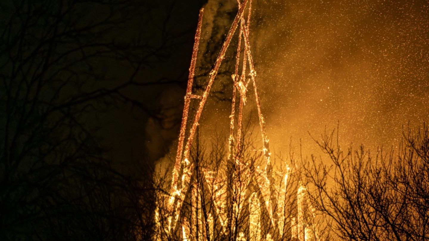 Der brennende Turm der Vondelkirche in Amsterdam