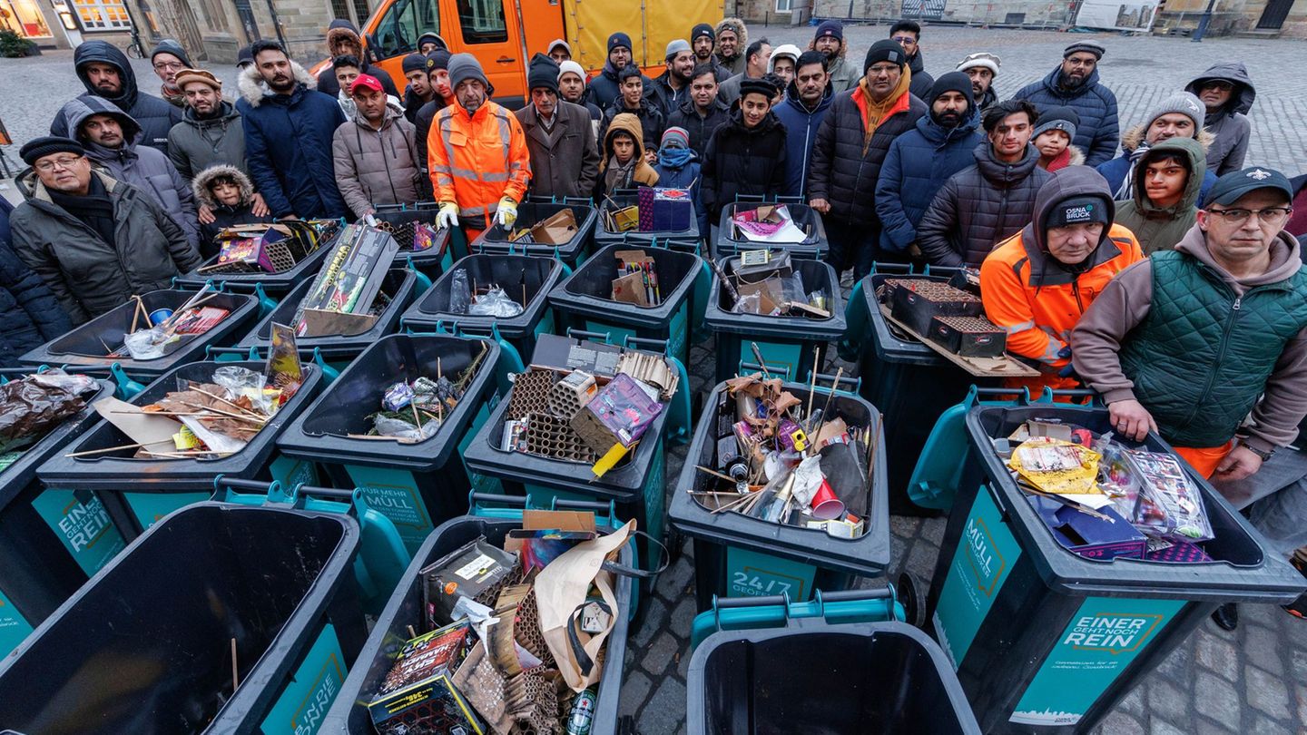 Für ein schönes Stadtbild treffen sich junge Muslime in vielen Städten zur Neujahrs-Putzaktion. Foto: Friso Gentsch/dpa