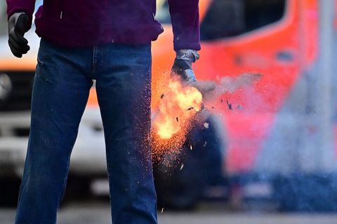 Mehrere Personen erlitten schwere Handverletzungen durch Feuerwerk. (Archivbild) Foto: Sebastian Christoph Gollnow/dpa