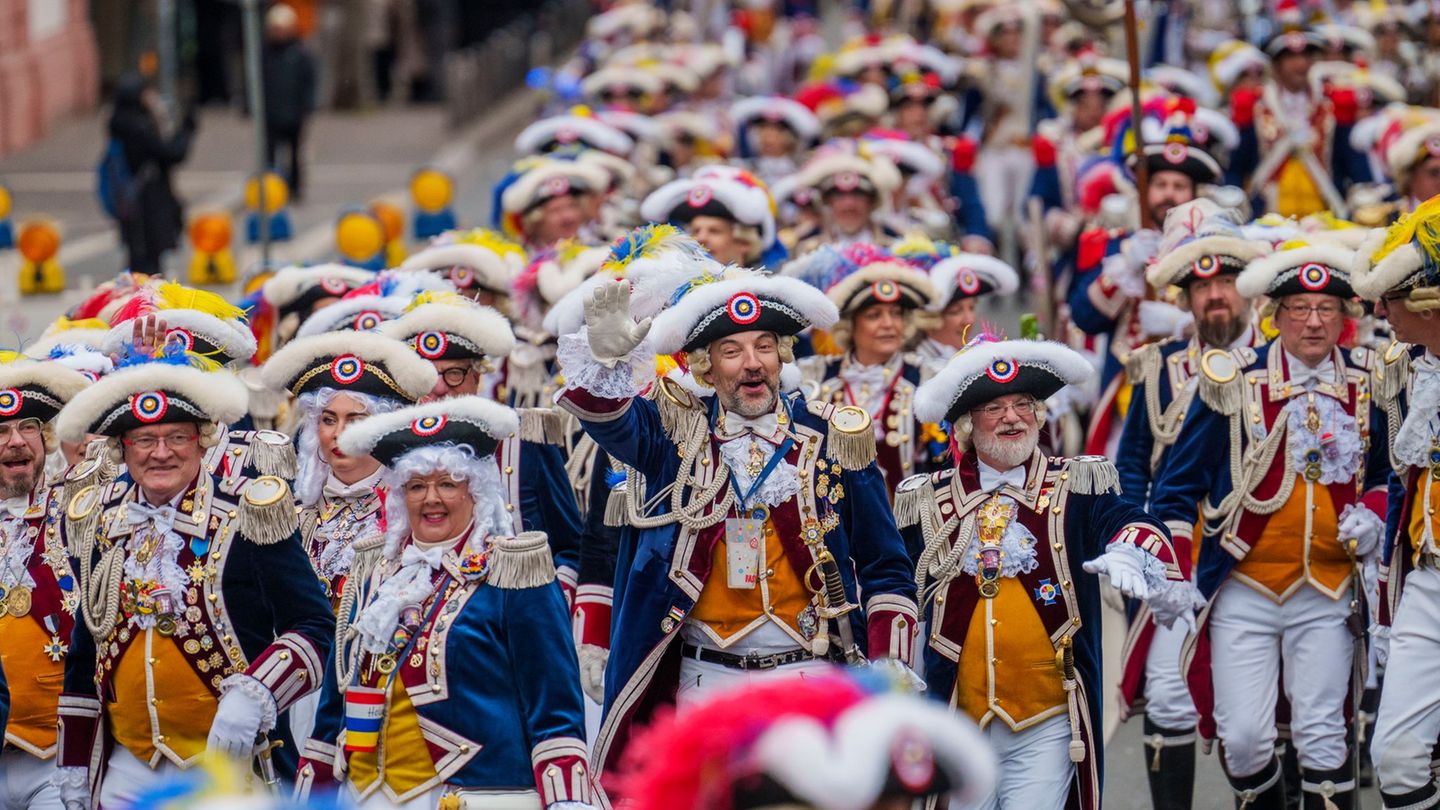 Die Fastnachtskampagne beginnt in Mainz traditionell mit einem Neujahrsumzug. Foto: Andreas Arnold/dpa