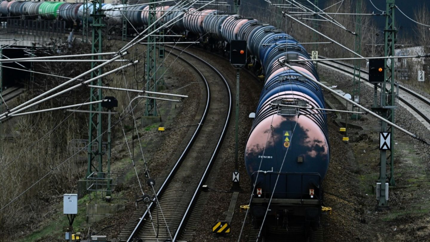 Entgleister-G-terzug-besch-digt-Bahnstrecke-in-Bayern-ber-mehrere-Kilometer