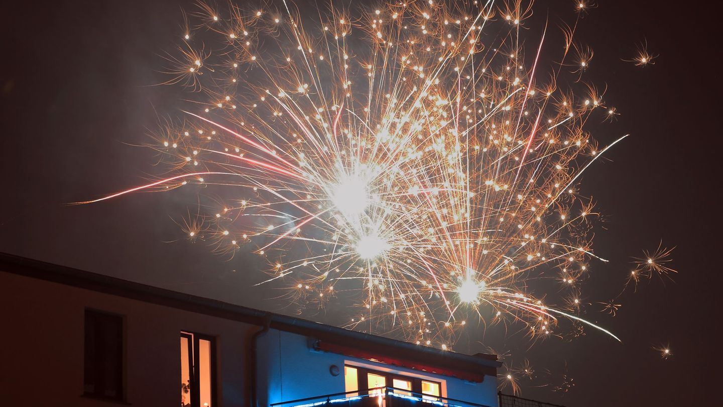 In Halle (Saale) ist es zu mehreren Bränden von Balkonen in der Silvesternacht gekommen. (Symbolbild) Foto: Jens Wolf/dpa-Zentra