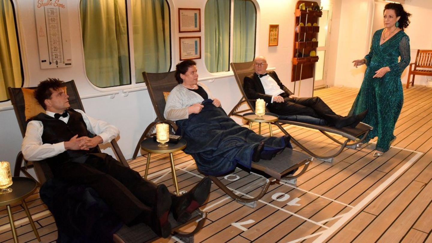 "Das Traumschiff: Afrika - Madikwe": Hanna Liebhold (Barbara Wussow, r.) ist besorgt: Was planen Emilia Gronewald (Nadine Wrie