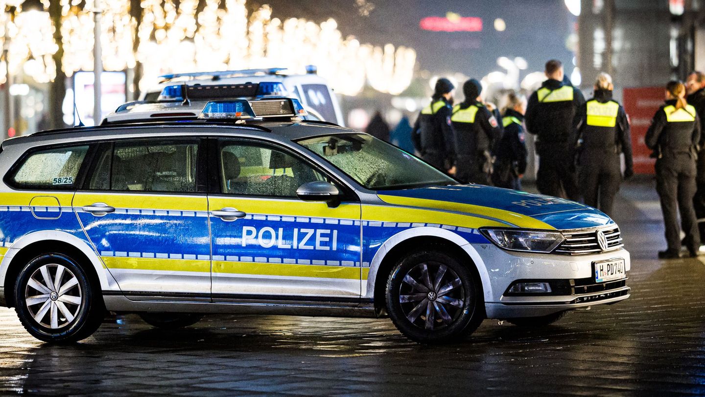 Erneut kam es auch in Niedersachsen und Bremen zu Übergriffen auf Polizisten und andere Einsatzkräfte. Foto: Moritz Frankenberg/